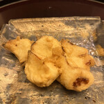 日本料理 太月 - 量少なめコース２３１００円。百合根天麩羅。北海道産の月光という品種の百合根はホコホコで、甘さが際立ちます。