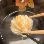 日本料理 太月 - 量少なめコース２３１００円。松葉蟹真丈の椀。自慢のお出汁は淡い味付けで、ほぼ蟹で作られた真丈が引立ちます。