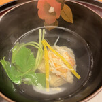 日本料理 太月 - 量少なめコース２３１００円。松葉蟹真丈の椀。ご自慢のお出汁が染みる季節ですね♩ ふわふわの真丈は蟹の旨味たっぷりで、素晴らしい一品です。