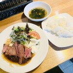 グリルキッチン アポ - ハネシタのカットステーキ＆牛骨スープ＆ライス