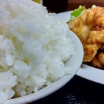 白龍ラーメン - 普通盛りライス越しの唐揚げ