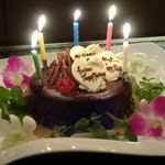 バースデーケーキはミルベル・フルールのムアル・オ・ショコラのホールです。