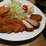 ももやま - ≪再？≫ロースカツ定食850円向こうは自家製ドミグラスソース・ご飯汁物ピクルス付き