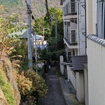 プレジール・ドゥ・ルフ - 路地を覗くとこんな感じの下り坂