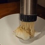 焼肉牛印 - ジャージー牛のソルベにモンブランを絞ってくれます