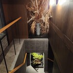 焼肉牛印 - 階段を下りて店内へ