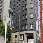CONCHA LATINA TOKYO - 黒い三角ビルのEVで地下一階へどうぞ
