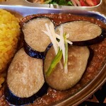 ボタ - ナス入りキーマは肉肉しくスパイシー！たっぷり入った挽肉の重厚な旨味やコクに、ゴリッと粒感のある香り豊かなスパイス、ジューシーなナスが合う