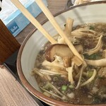 上州濃厚激辛うどん 麺蔵 - 【2023.11.16(木)】スープに入っている椎茸