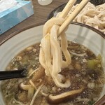 上州濃厚激辛うどん 麺蔵 - 【2023.11.16(木)】麺をスープに浸けた