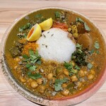 スパイスカレー あかつ亭 - 3種盛と卵＋ピクルス