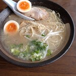 ラーメンばか馬 - 連れ合いが何時もの味玉半分とチャーシューをくれます。