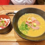 北海道キッチン YOSHIMI - 札幌味噌ラーメンと牛とろごはんセット 味噌ラーメンは普通に美味しかった。量がね…