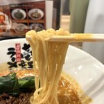 壱龍ラーメン - 担々麺には珍しいストレートの細麺