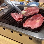 Yakiniku Horumon Sakaba Fujisawa Nikuten - まずはタンから