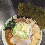 横浜家系ラーメン 魂心家 - 黒胡椒味噌らーめん＋チャーシュー1枚追加＋野菜盛り(2023年11月16日)