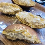 Dorayaki Makana - 手前がミルクで奥がチーズ。まったくわかるかいっ！って見た目だけど、味が神と悪魔ぐらいちがう