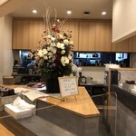 Menya Saisakizaka - 特製盛り +250円、の説明書き
      キレイなお花と 店内