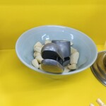 味心 - 卓上の生ニンニク