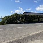 小安丸 - お店は小さな町の国道沿い
店の裏は海
