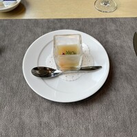 オールデイダイニング ハーモニー - 食前のお楽しみ：コンソメ風味のジュレ