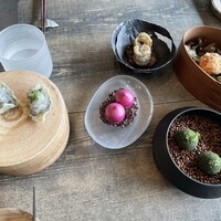 レヴォ - 前菜たち　白海老　ビーツ　コロッケ