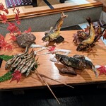 郷土料理ともん - 新潟県清津川の子持ち鮎塩焼き、埼玉県高麗川産の幽庵焼き、オイカワとウグイの串焼き