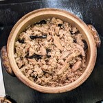 郷土料理ともん - マイタケとコウタケのご飯。マイタケが人気なのもさもありなんといった圧巻の存在感です。