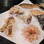 郷土料理ともん - 天ぷら２番手は流石にワンランク上。かきのもとっていう菊の花もとても美味です。