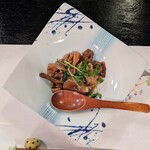 郷土料理ともん - 単品を味わう天ぷらから、ごちゃ混ぜの美味しさを味わう炒め煮の流れがとても楽しいです。茸は入れれば入れるほど美味しいとはまさにこのこと。