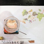 郷土料理ともん - 柿塩アイスと敷紙は野葡萄でしょうか