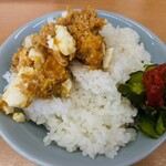 横浜らーめん 武蔵家 - 無料ライス（普通盛） ※トッピングは卓上のもの