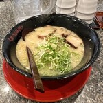 Menshou Hanamichi - 特上しょうゆラーメン(850円、斜め上から)