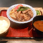 京橋 婆娑羅 - 牛肉しぐれ煮とご飯、汁、漬物