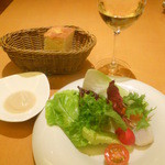 ヤマガタ サンダンデロ - 白ワインとサラダ