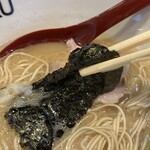 麺徳 - 汁をすった海苔でご飯を食べる