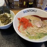 MENTOKU - 卓上の紅しょうがと、ご飯の上の高菜を…