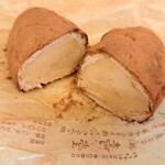 京菓子司 壽堂 - 断面　薄皮がしっかり焼かれていて好きでした。しっとり派の人は好みじゃないかも。あんは黄味と聞いてたけど私が食べた感じでは白あんかな、と思う