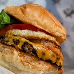 SHOGUN BURGER TRUCK - 肉感の強いゴリゴリパティにチェダーチーズで塩気が強いものの、 パイナップルの甘みで楽しく頂けます。 やっぱり「ハイサイソース」大好きです。