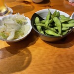 居酒屋ホタル - 白菜の漬物、枝豆