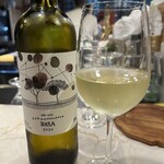 仏男 - スターターはスペイン、ルエダ地方のテルモ・ロドリゲス　BASA。品種ベルデホ 90% 、 ビウラ 10%。　フレッシュですが恐縮感があって、楽しめる。これはお手軽で良いワインを教えてもらいました。