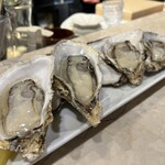 仏男 - 蒸し牡蠣。赤穂の牡蠣がお手頃なのに素敵な盛り付け。