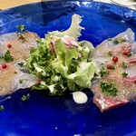 仏男 - シマアジのカルパッチョ。バタフライっぽいプレゼン、好きです。