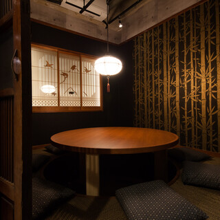 「죽」~8분. 대나무를 그린 벽의 일본 종이가 한적한 고민가의 요리 가게인지와 착각시킵니다