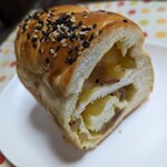 パン工場 - 料理写真:焼き芋ブレット1/2  ¥305+税