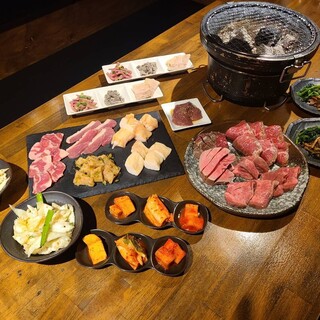 《注ぎ放題で盛り上がる》ホルモン＆お肉たっぷりのコースで乾杯