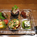 Raika Chaini Zuresutoran - 前菜盛り合わせ：バイ貝、フカヒレ刺身、叉焼、よだれ鶏、ピータン玉子豆腐