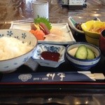 川平 - お刺身定食¥700(ご飯おかわり自由、コーヒー付)