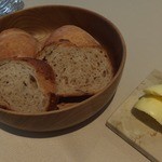ロワゾー・パー・マツナガ - パン。バターはトラピストバターでした。