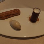 ロワゾー・パー・マツナガ - ショコラとナッツのエクレア　2種のソースとほうじ茶のアイスクリーム